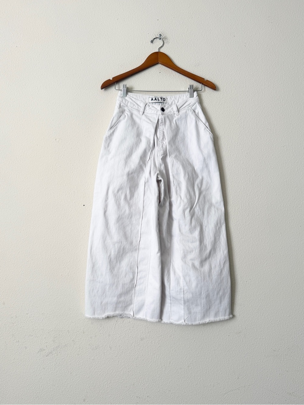 Aalto EU 34 high rise cropped fixed front pleated wide leg jeans in white